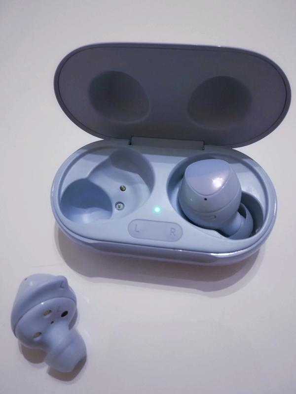 Samsung Galaxy Buds+ preview in and outside of case